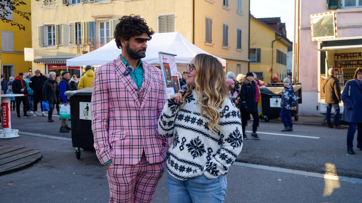 Man sieht einen Mann im rosa Anzug in Uster.